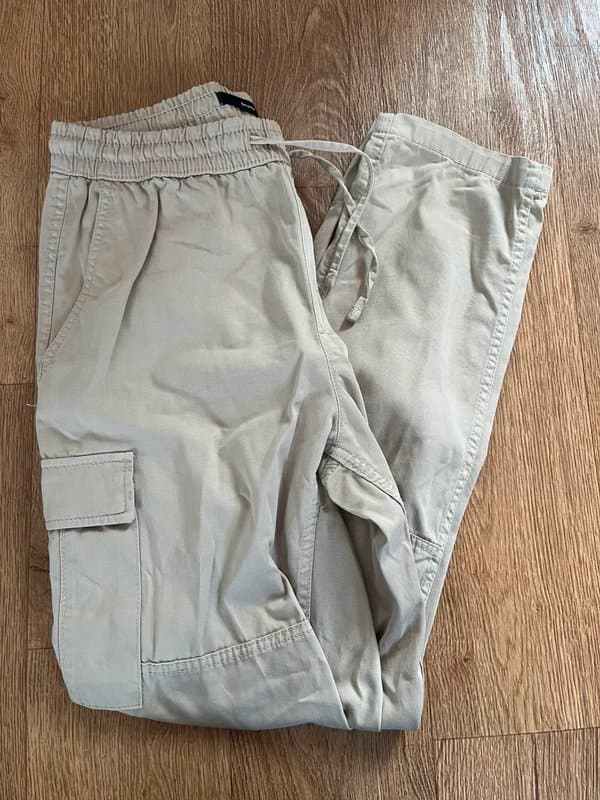 Bershka Bershka men’s Modern Archives beige cargo pants / trousers EUR M
