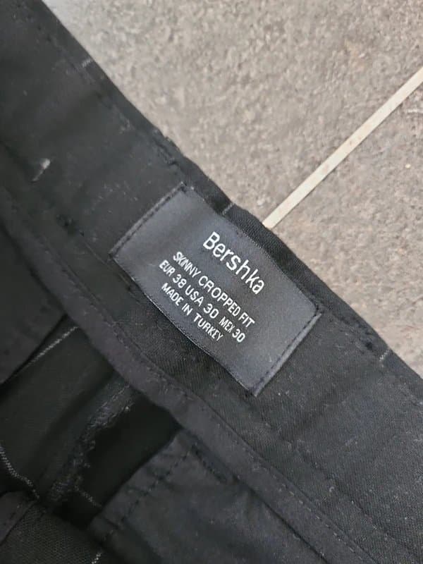 Bershka Men's Bershka skinny Black cropped fit pants, trousers, size 30 waist.