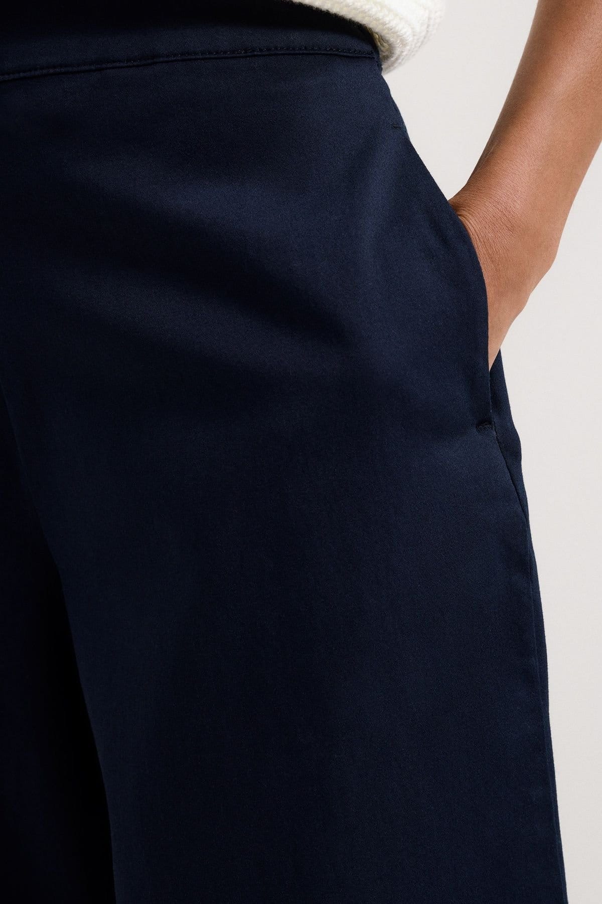 Phase Eight Phase Eight Women's Sylvie Wide Leg Cropped Trouser in Dark Navy - 4