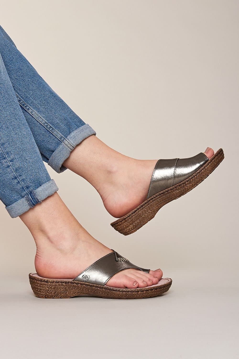 Moshulu Moshulu Women's 'Seville Metallic' Toe-Loop Comfort Sandals in Metallic Silver