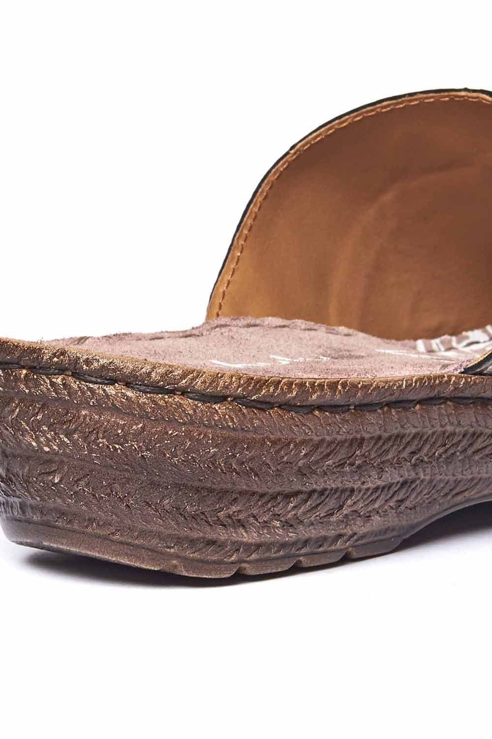 Moshulu Moshulu Women's 'Seville Metallic' Toe-Loop Comfort Sandals in Metallic Silver - 4