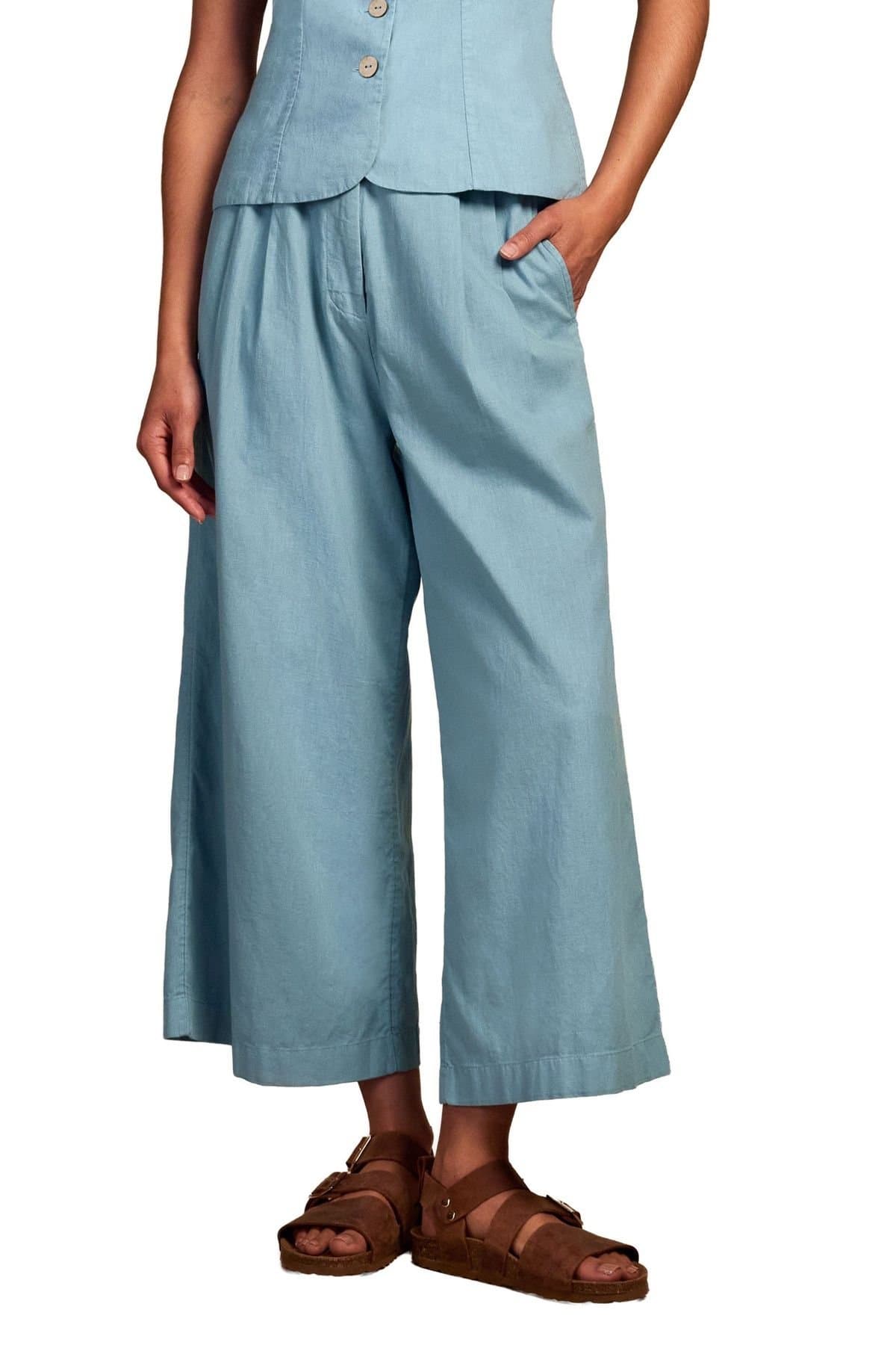 Celtic & Co Celtic & Co Women's Pleat Front Crop Pants in Baby Blue