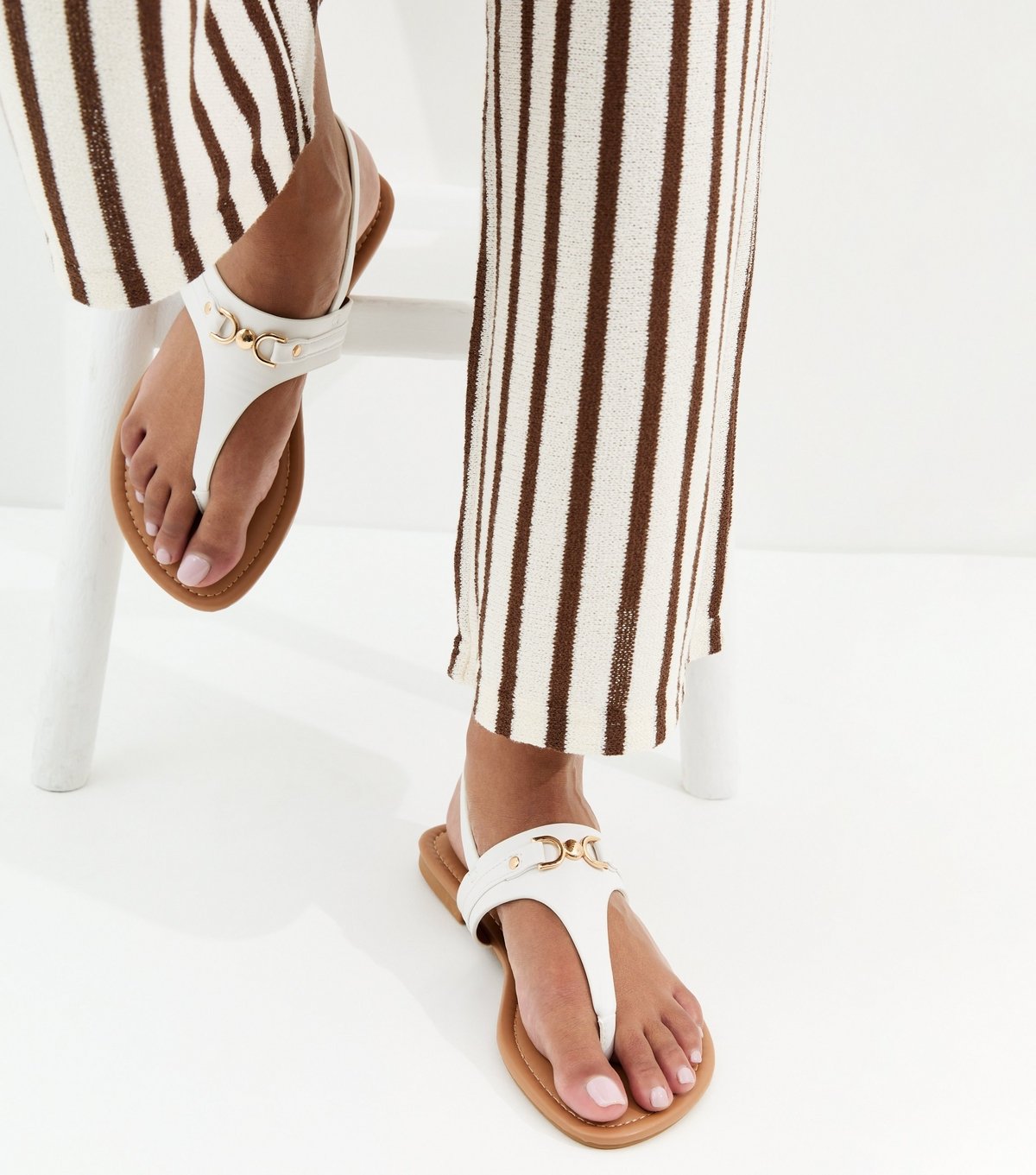 New Look Women's Wide Fit White Faux Leather Toe Post Sandals Vegan New Look - 2