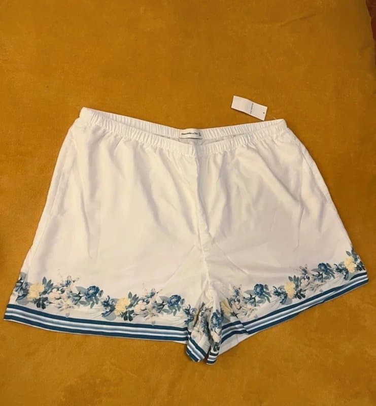 Abercrombie & Fitch Shorts with floral print in satin