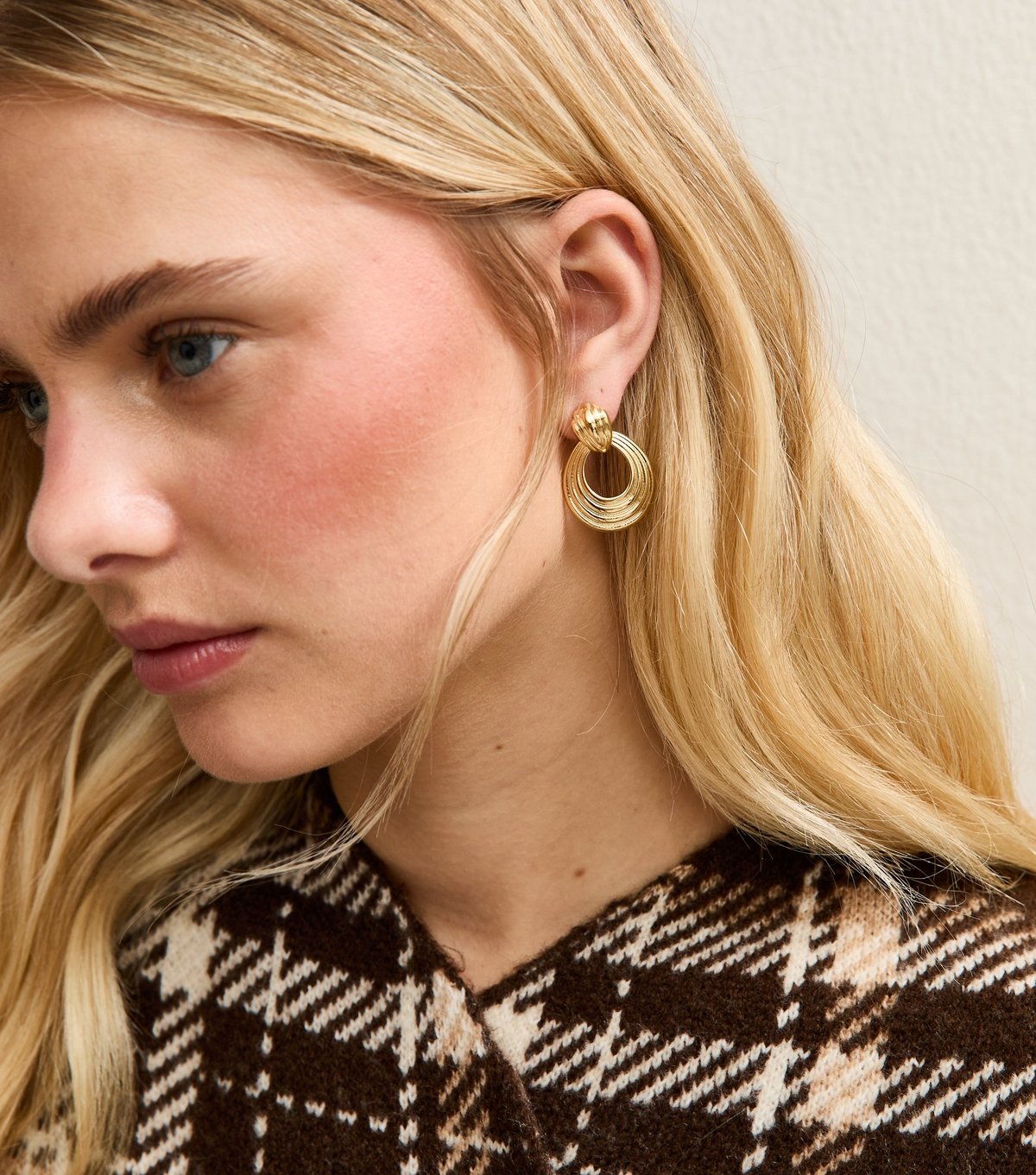 New Look Gold Tone Ribbed Oval Drop Earrings New Look - 2