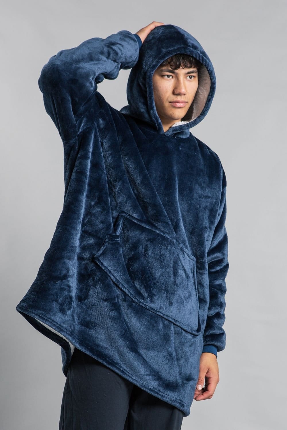 Tokyo Laundry Tokyo Laundry Men's Hooded Blanket with Kangaroo Pocket in Navy - 4