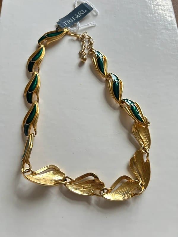 Trifari Vintage green enamel goldtone trifari necklace 1980s