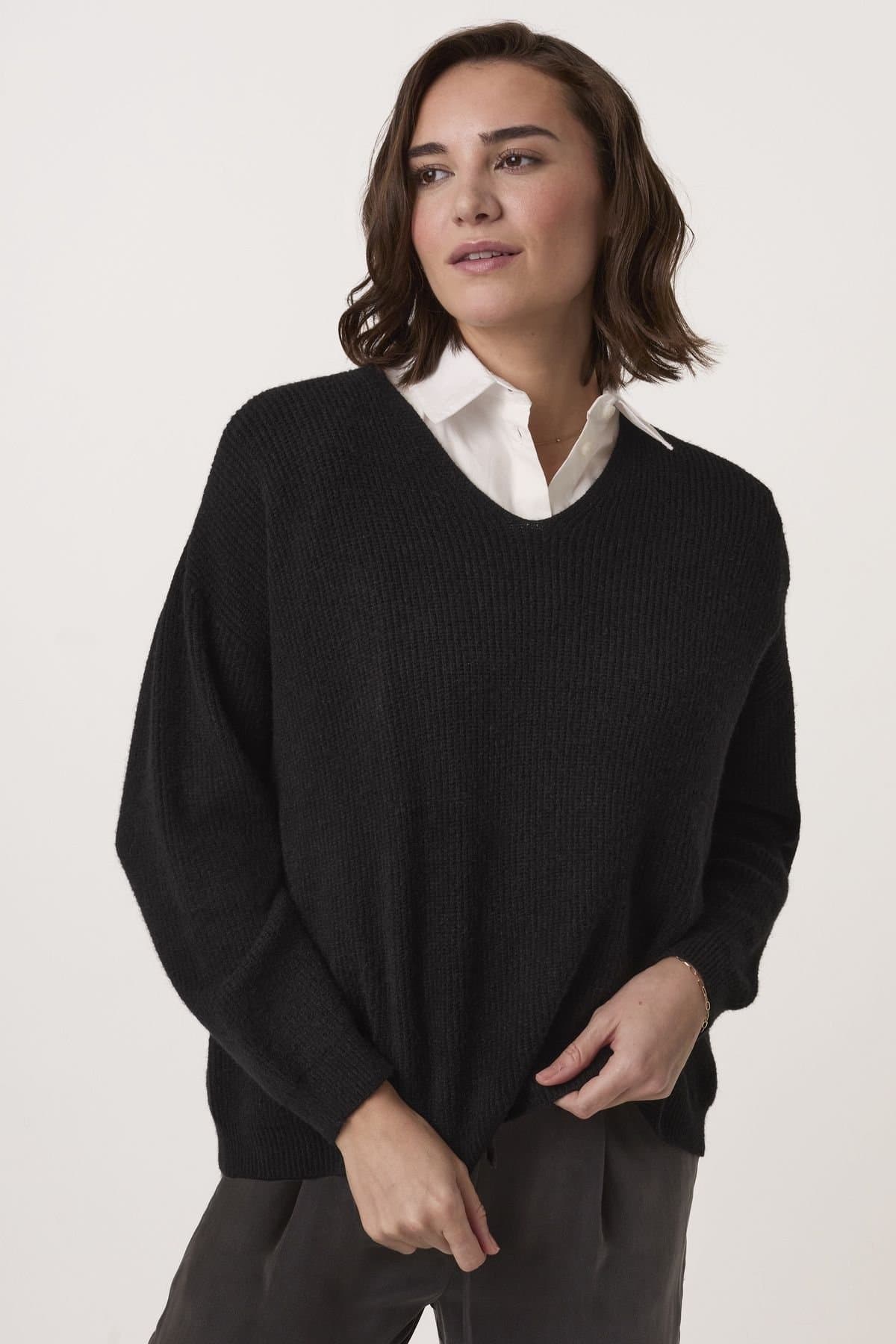 Celtic & Co Celtic & Co Women's Ribbed V-Neck Jumper in Black