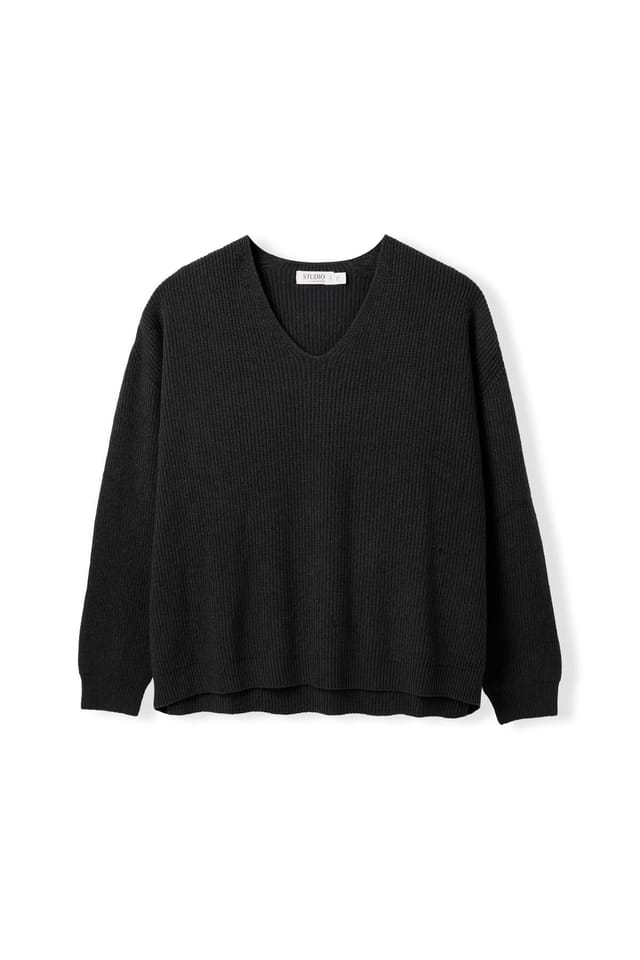 Celtic & Co Celtic & Co Women's Ribbed V-Neck Jumper in Black - 2