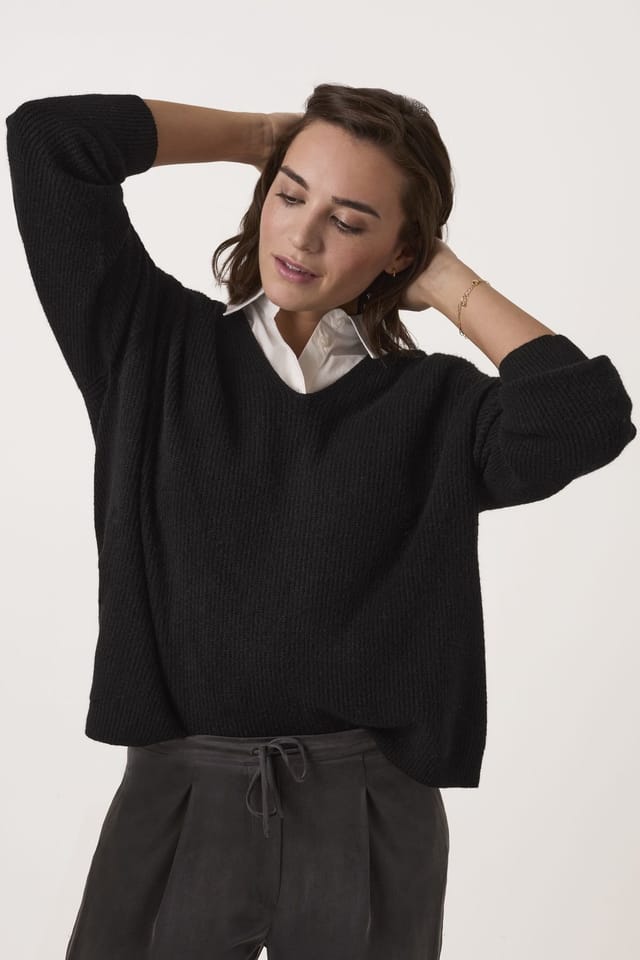 Celtic & Co Celtic & Co Women's Ribbed V-Neck Jumper in Black - 3