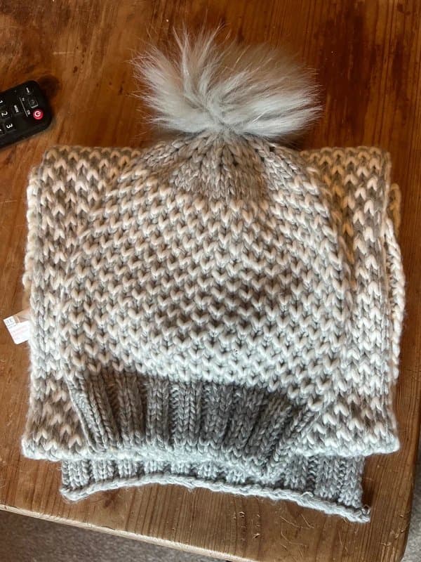 New Look Grey and white bobble hat and scarf set