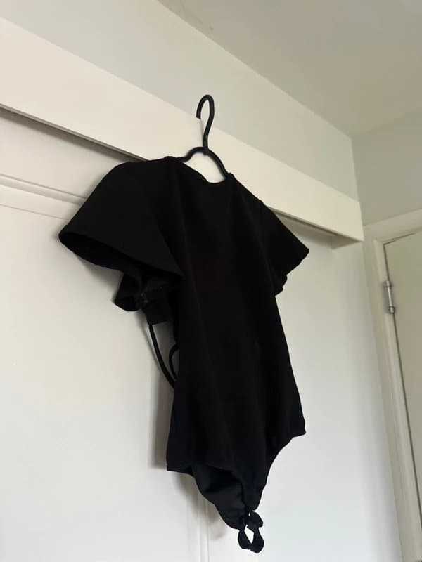 Missguided Missguided black cap sleeve bodysuit with open back