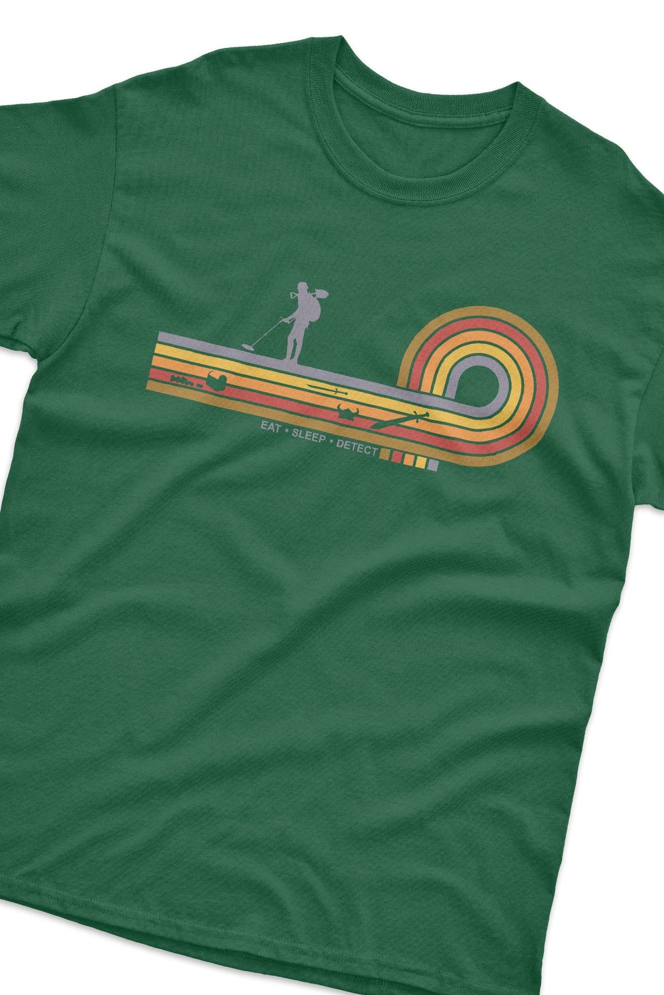 Bad Zebedee Bad Zebedee Men's Retro Lines Detectorist T-Shirt in Bottle Green - 2