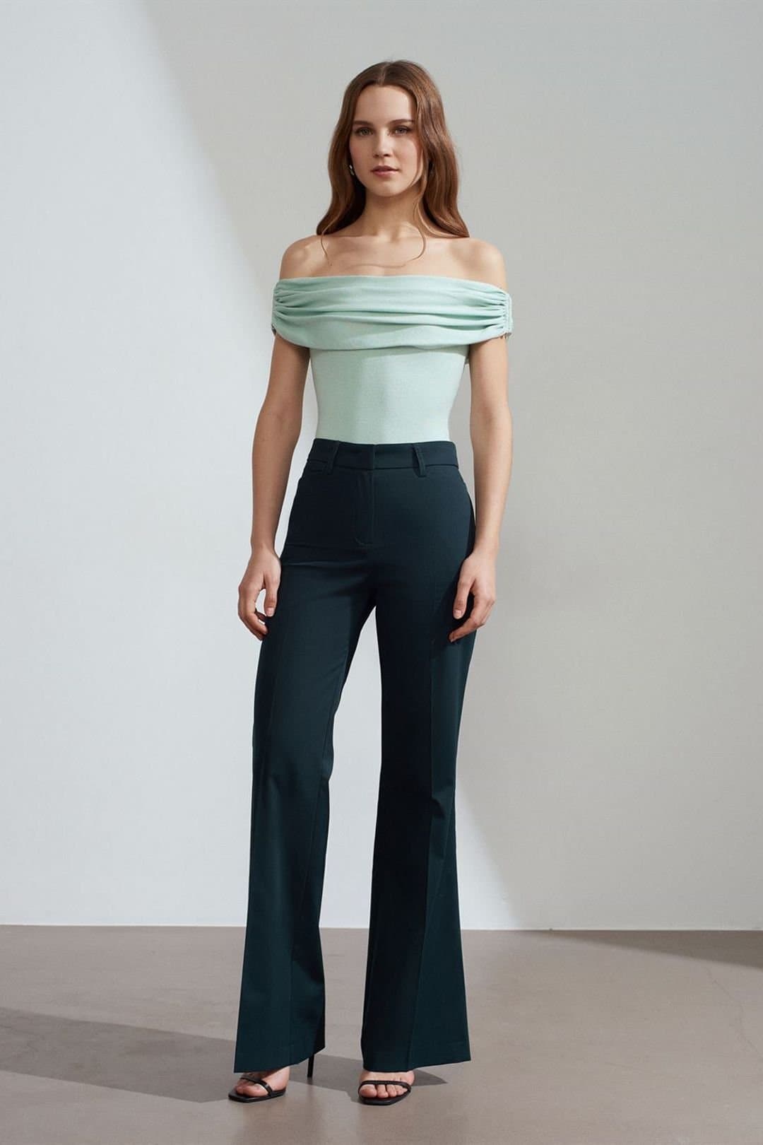 Dilvin Dilvin Women's Women's High-waist Flare Gabardine Pants in Midnight