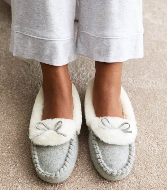 New Look Women's Grey Bow Detail Faux Fur Lined Moccasin Slippers New Look - 2