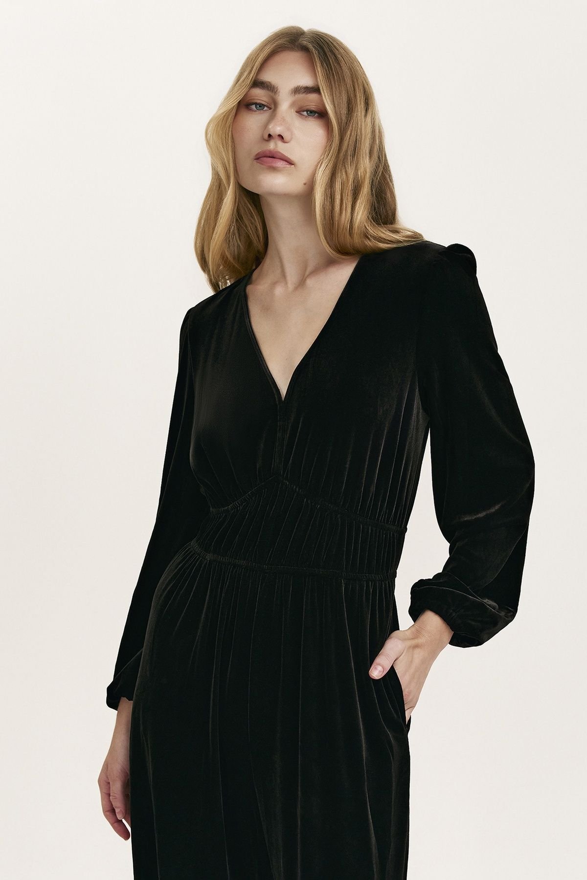 Finery London Finery London Women's Petite Anna Velvet Jersey Jumpsuit in Black - 4