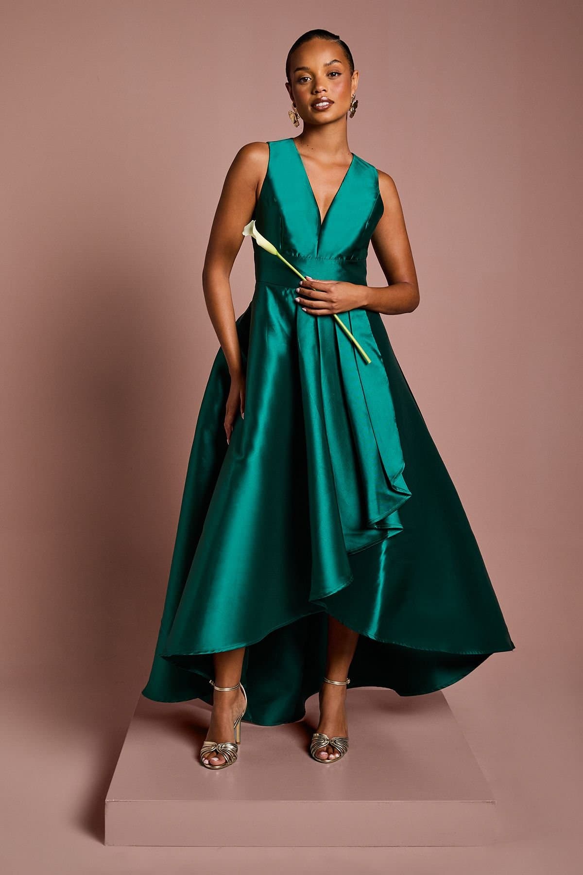 Coast Coast Women's Honoured Petite Sleeveless Plunge Waterfall Twill Maxi Bridesmaid Dress in Emerald