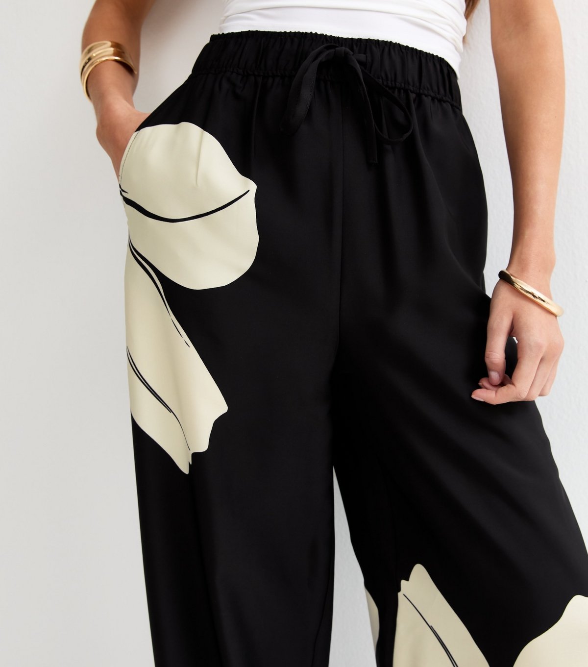 New Look Women's Black Lily Large Floral Wide Leg Trousers New Look - 3