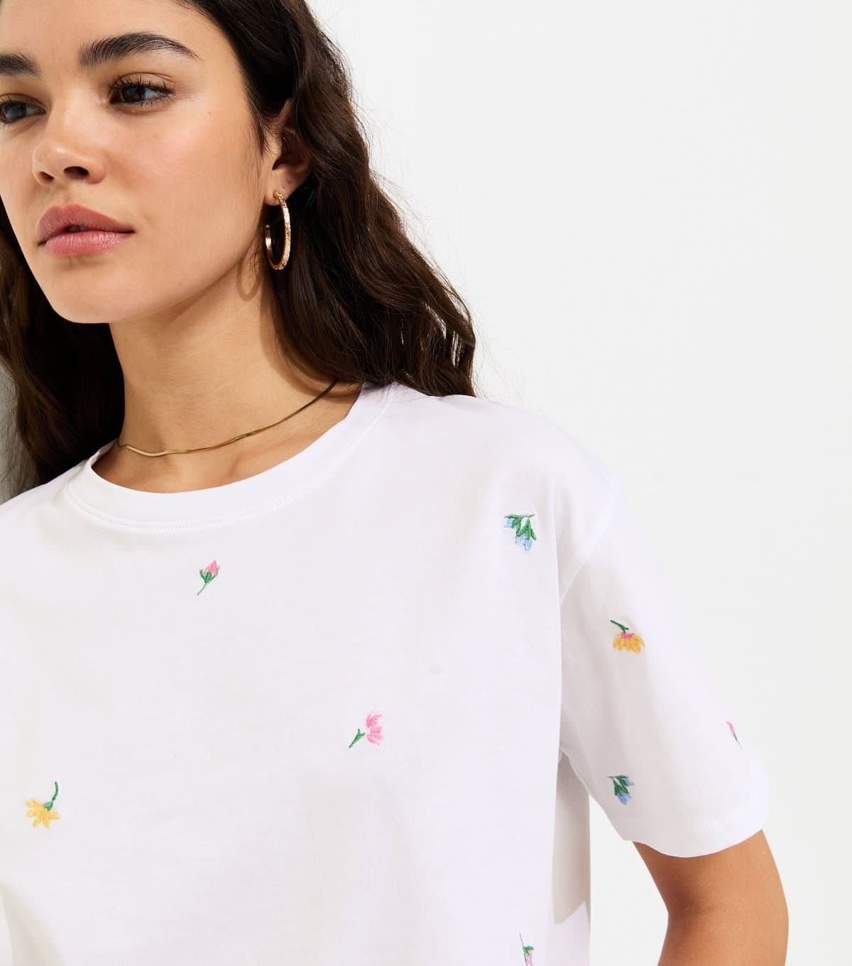 New Look Women's White Floral Bud Embroidered Boxy Fit T-Shirt New Look