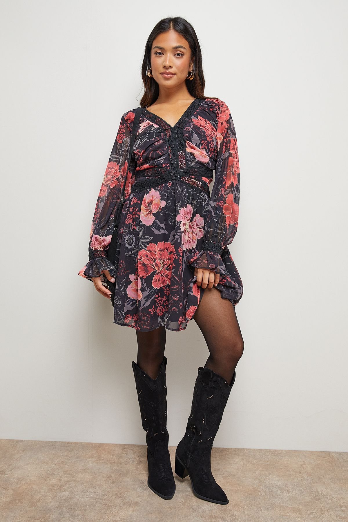 Oasis Oasis Women's Petite Printed Lace Trim Gathered V Neck Mini Dress in Floral - 2