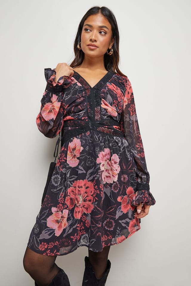 Oasis Oasis Women's Petite Printed Lace Trim Gathered V Neck Mini Dress in Floral - 2