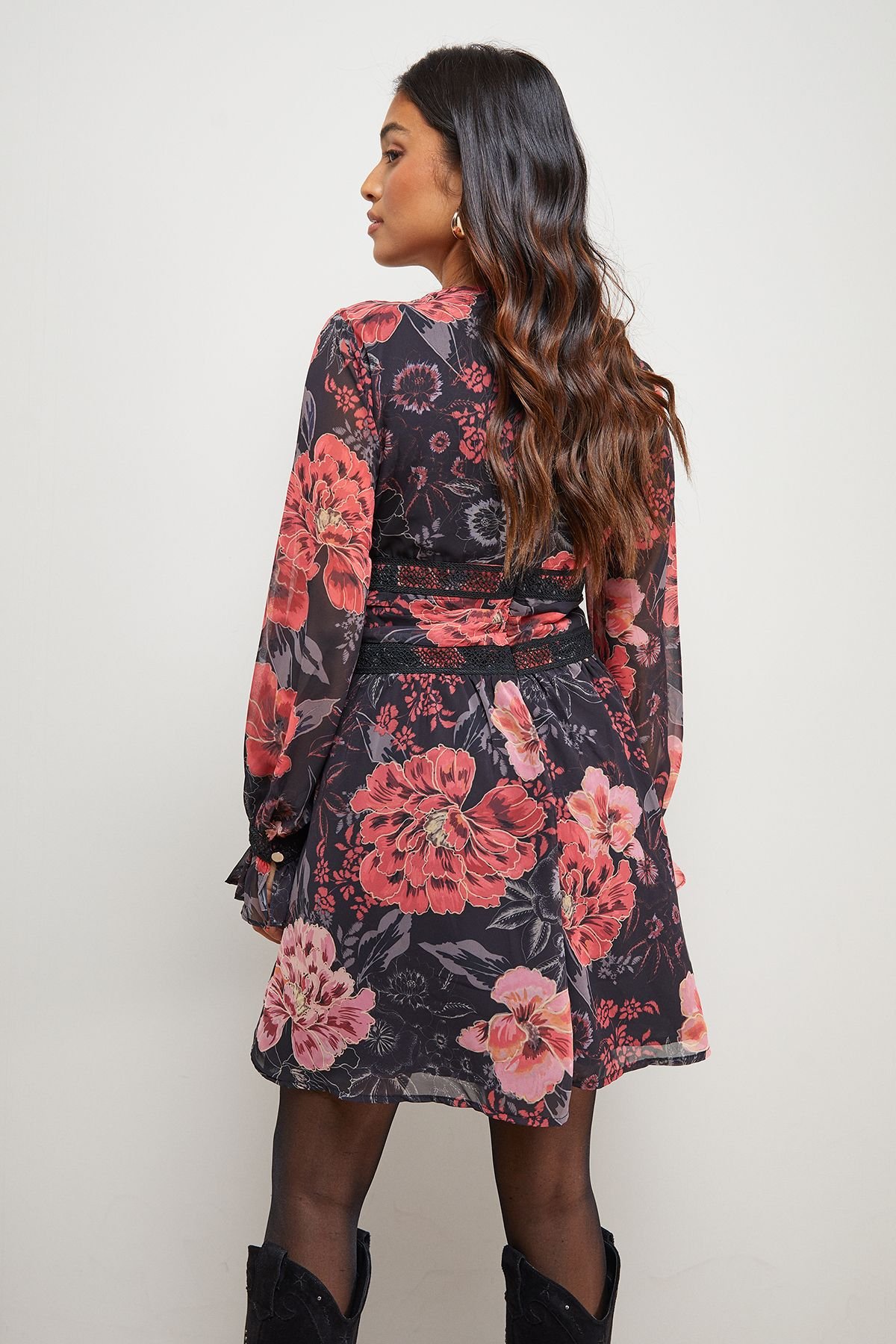 Oasis Oasis Women's Petite Printed Lace Trim Gathered V Neck Mini Dress in Floral - 3