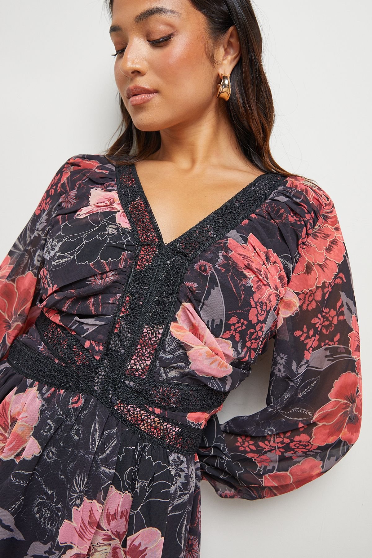 Oasis Oasis Women's Petite Printed Lace Trim Gathered V Neck Mini Dress in Floral - 4