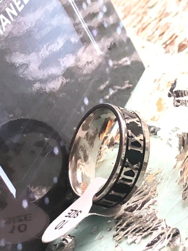 Fashion 🔷 Stylish Roman Numerals Men’s Ring in Silver and Black