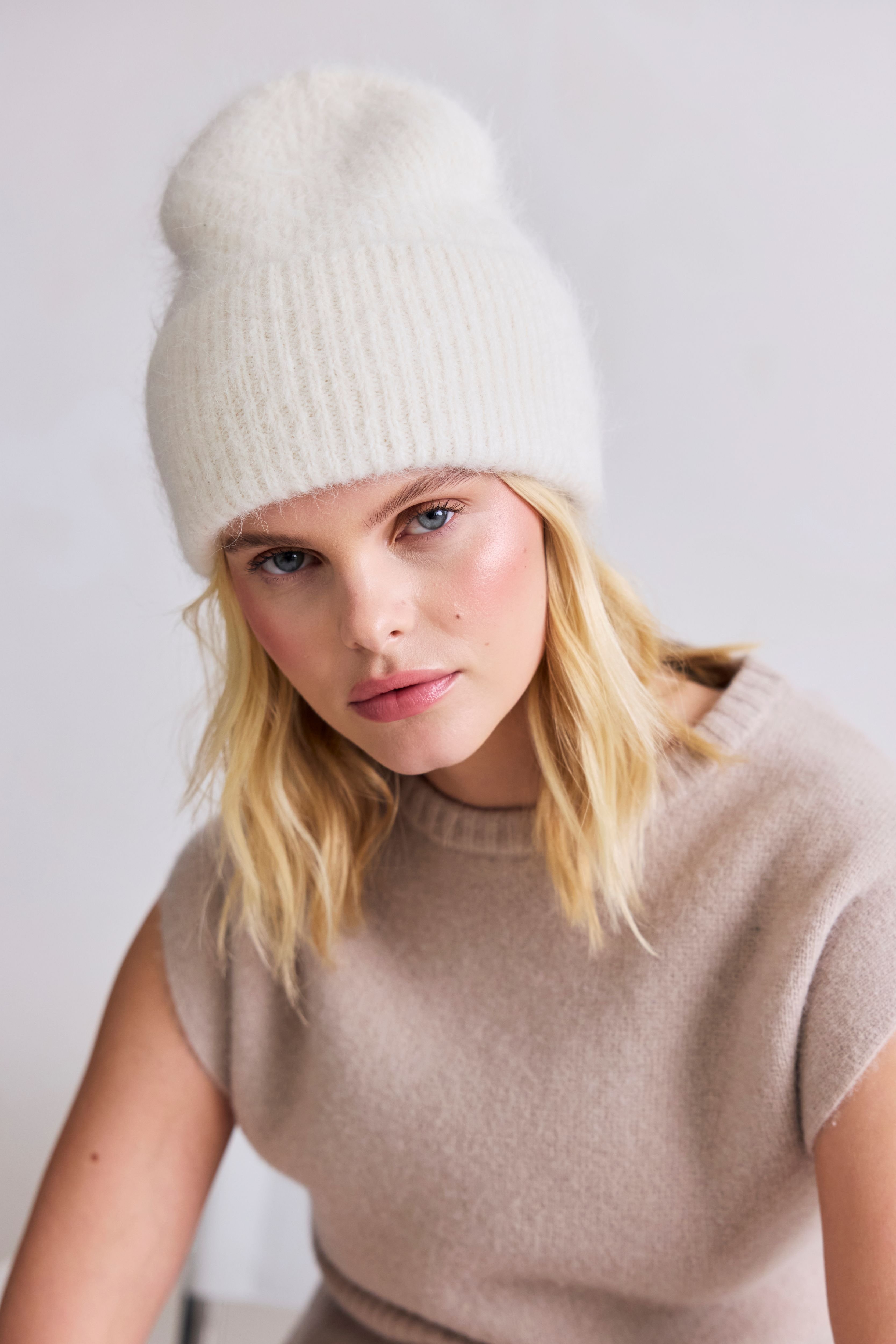 Arctic Fox & Co. Arctic Fox & Co. Women's The Alpaca Beanie in White - 2
