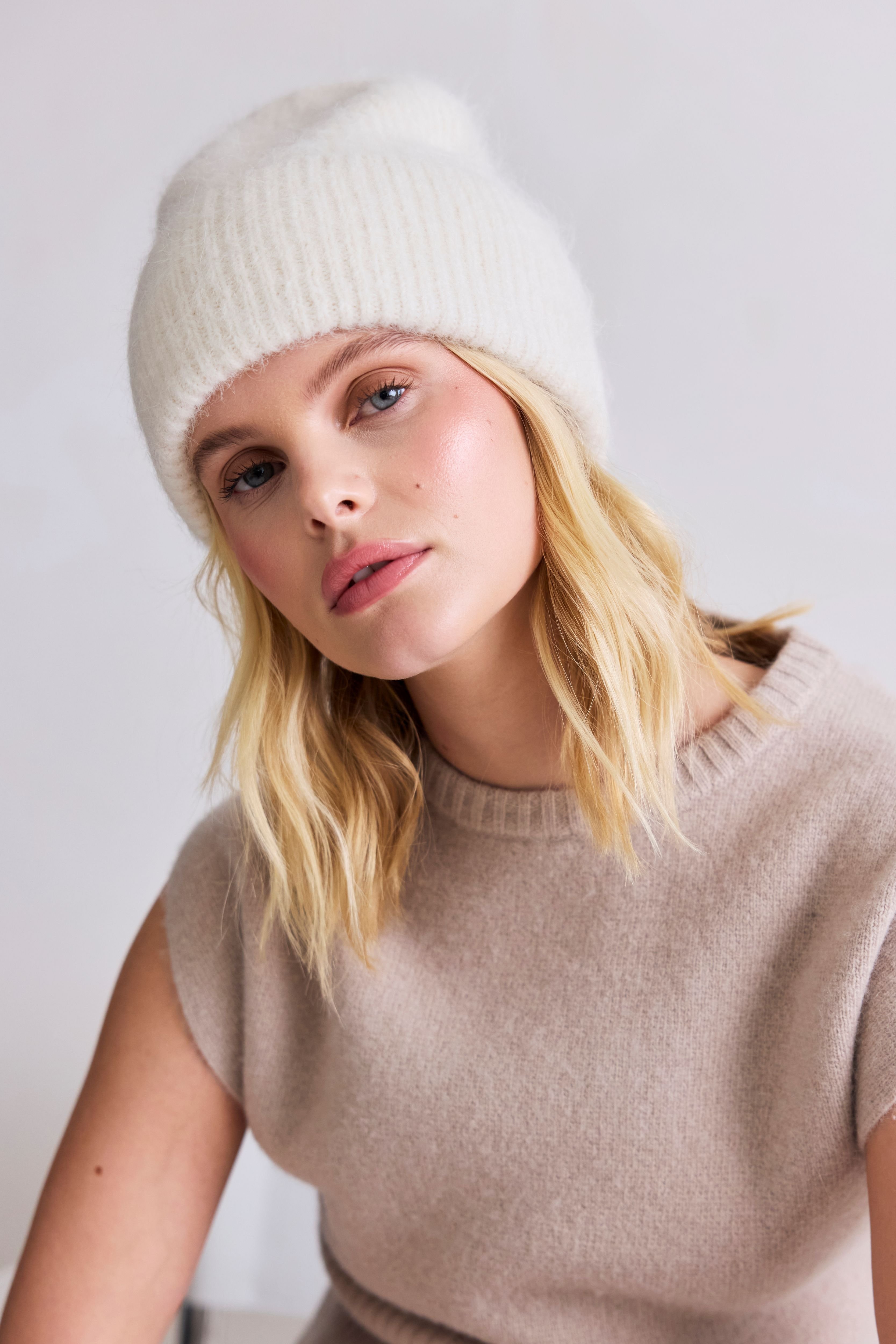 Arctic Fox & Co. Arctic Fox & Co. Women's The Alpaca Beanie in White - 3