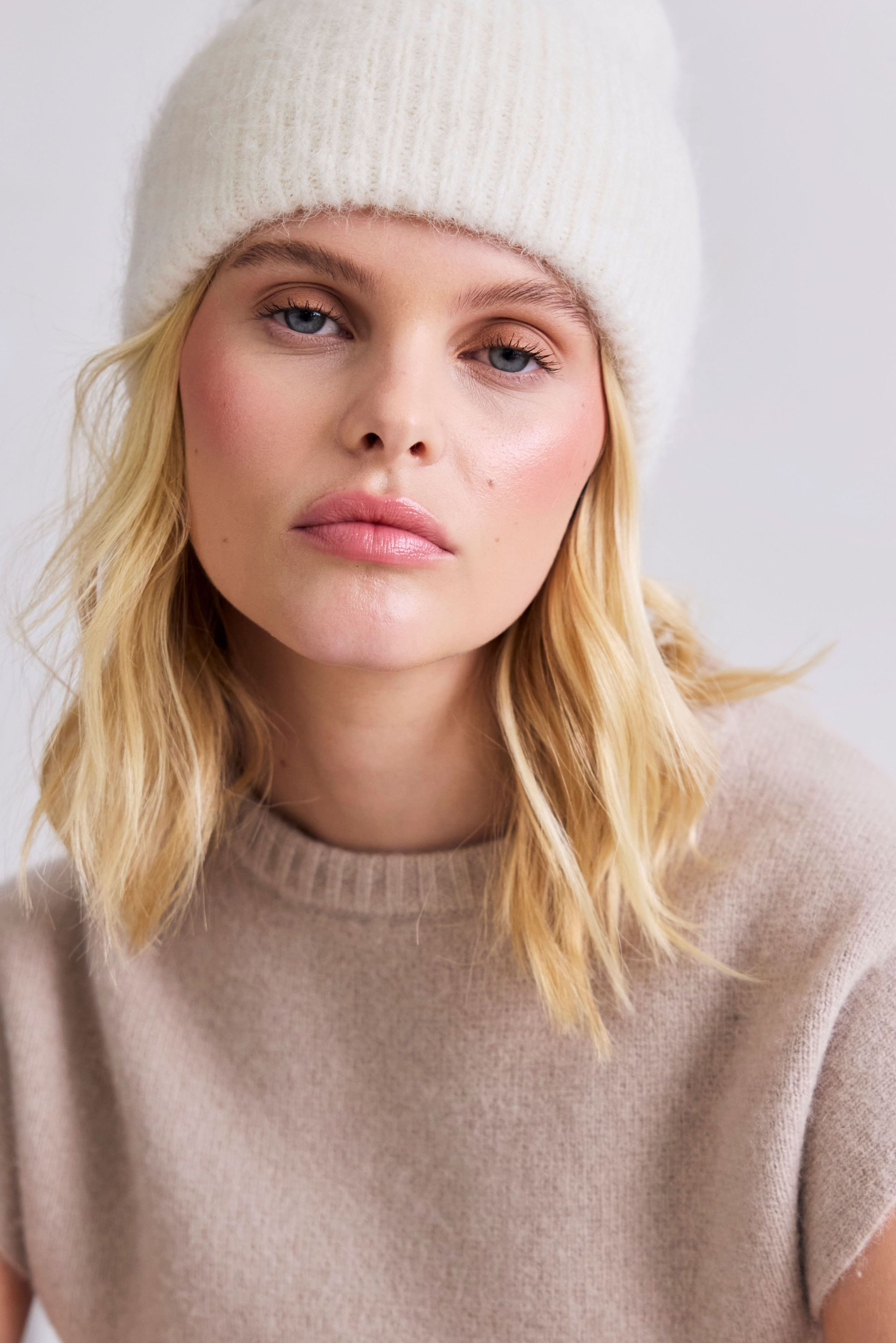 Arctic Fox & Co. Arctic Fox & Co. Women's The Alpaca Beanie in White - 4