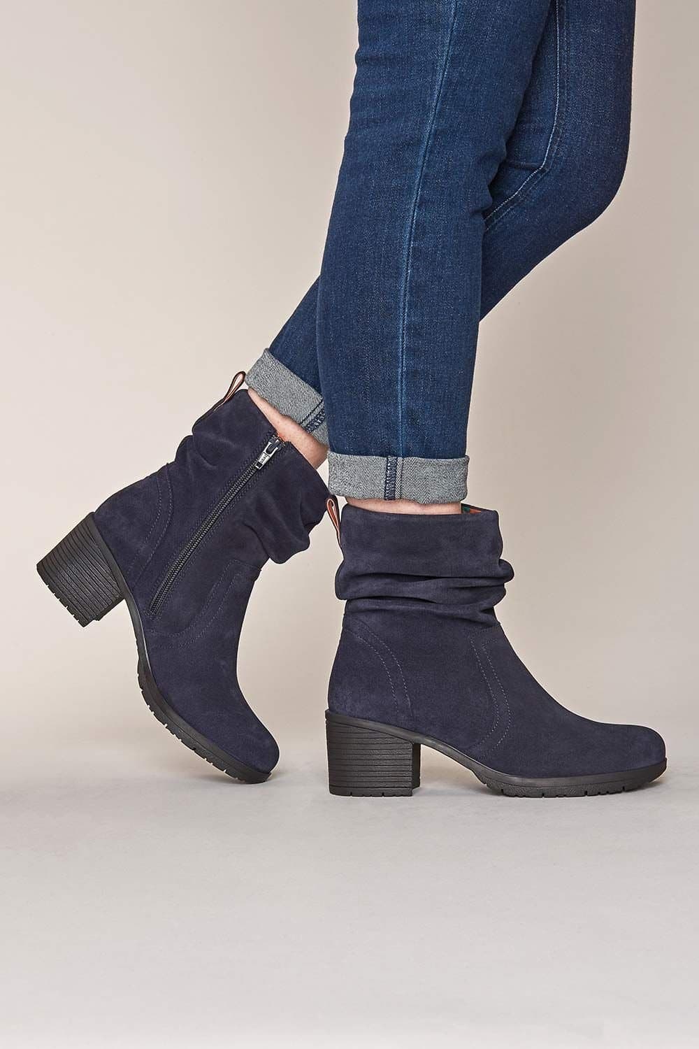 Moshulu Moshulu Women's 'Taylor 3' Heeled Suede Ankle Boots in Indigo