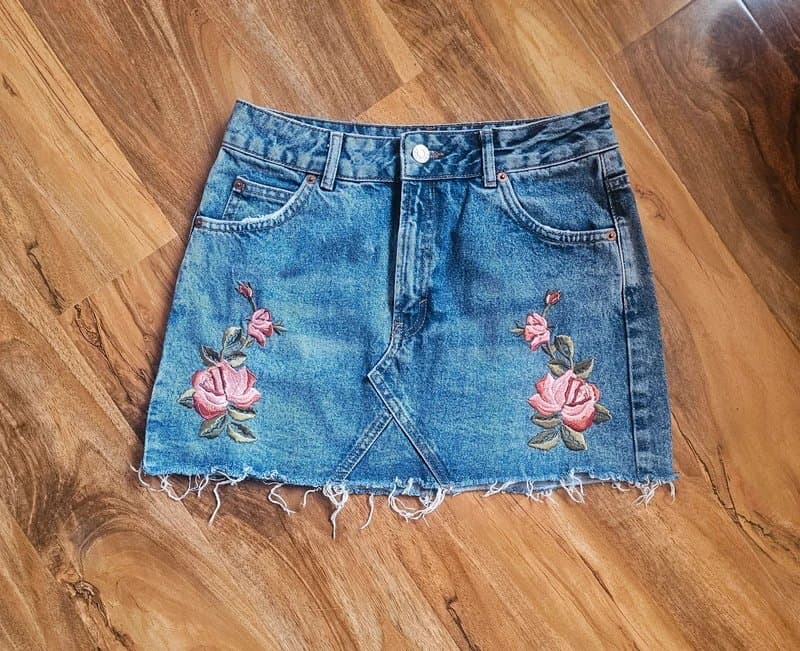 Topshop Moto Moto embroidered floral denim mini skirt size 10 Petite