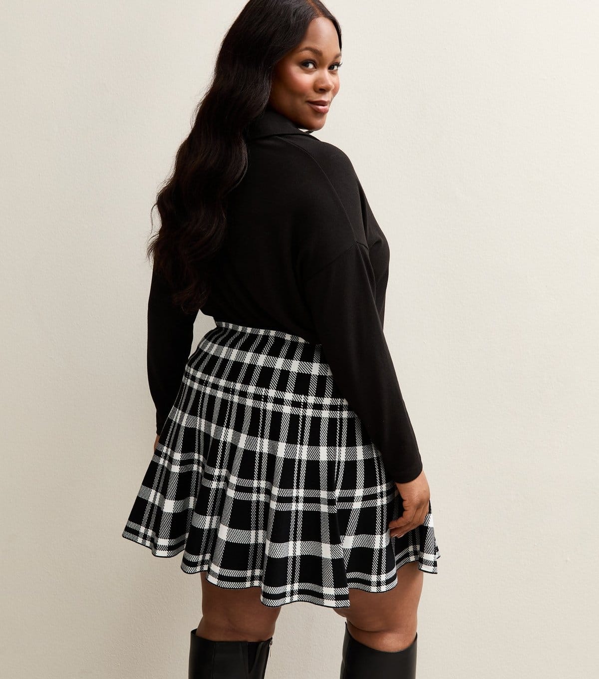 New Look Women's Plus Size Black Checked Flippy Mini Skirt Curves New Look - 4