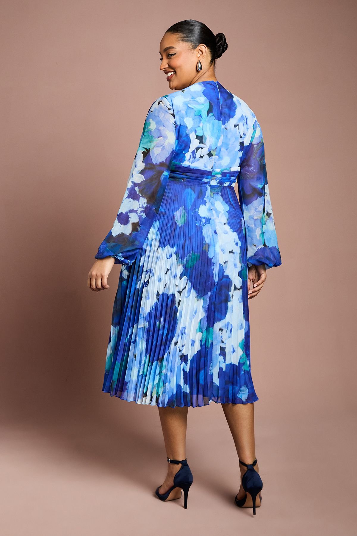 Coast Coast Women's Plus Size Printed Floral Pleated Long Sleeve Midi Dress in Cobalt - 3
