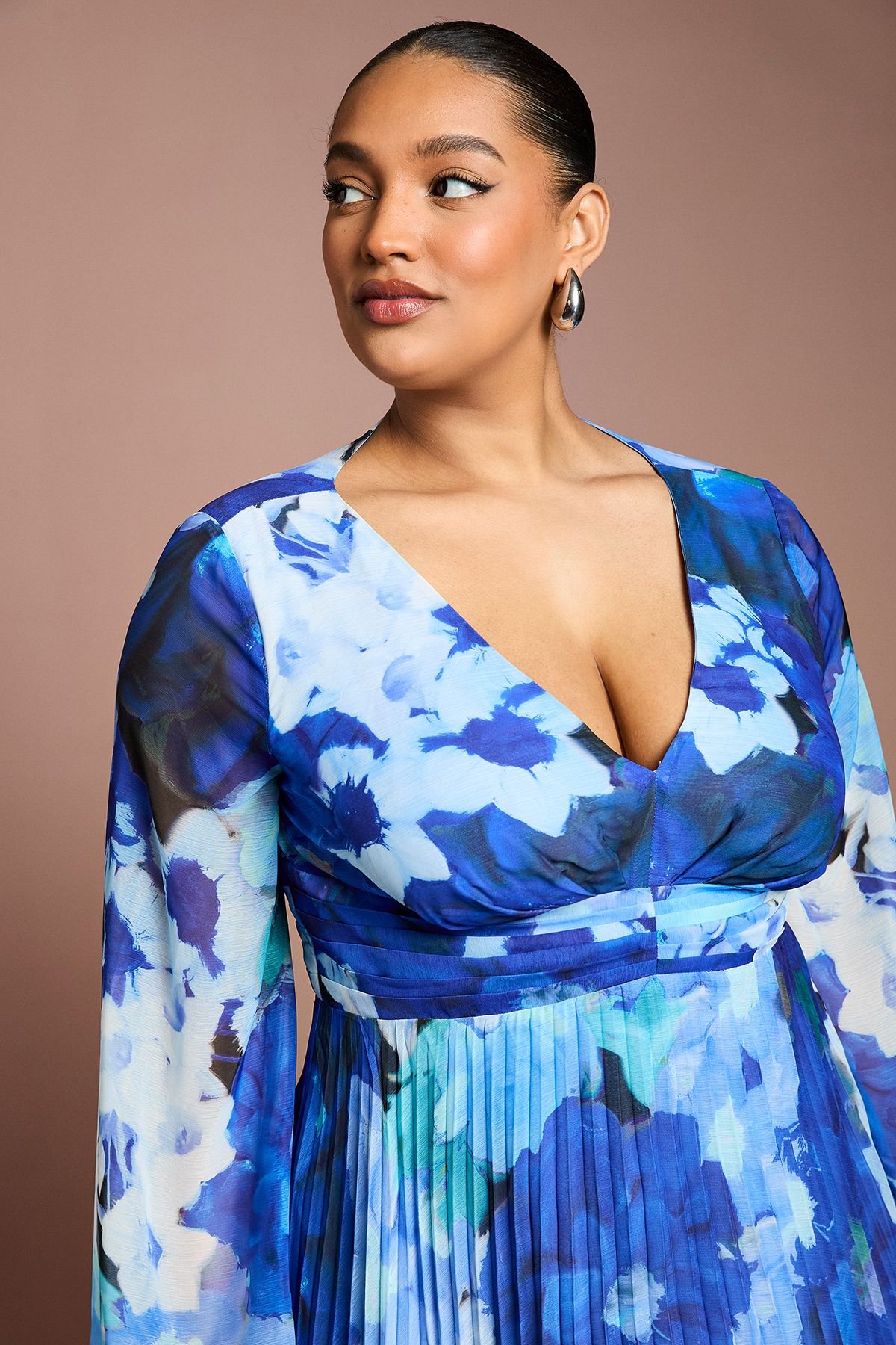 Coast Coast Women's Plus Size Printed Floral Pleated Long Sleeve Midi Dress in Cobalt - 4