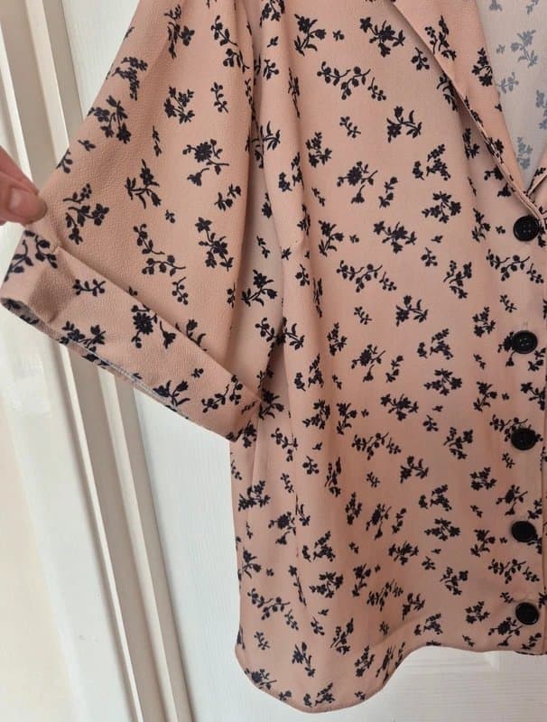 New Look New Look Beige & Black Floral Print Blouse – Size 16