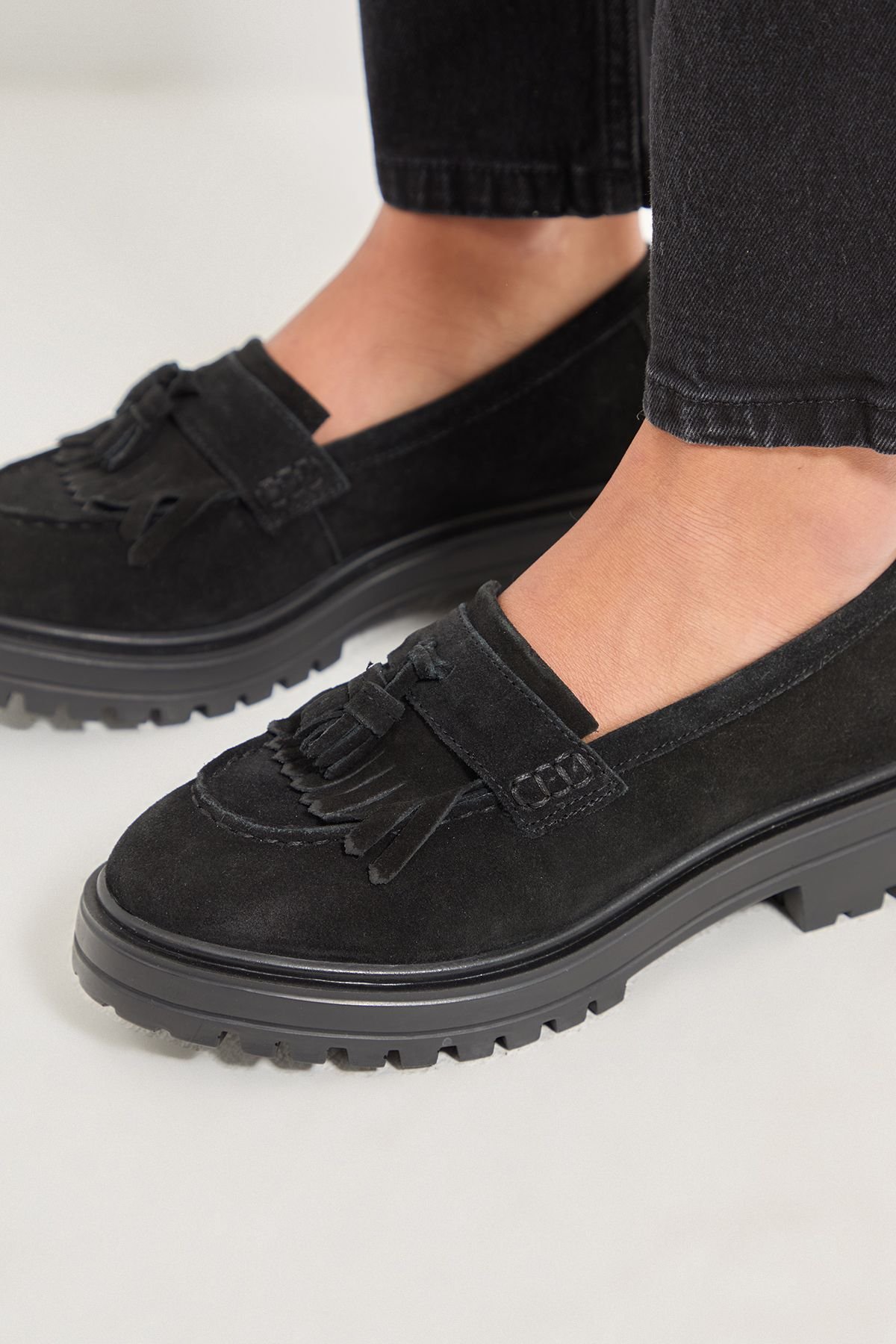 Oasis Oasis Women's Brooker Suede Tassel Chunky Loafers in Natural Black - 4