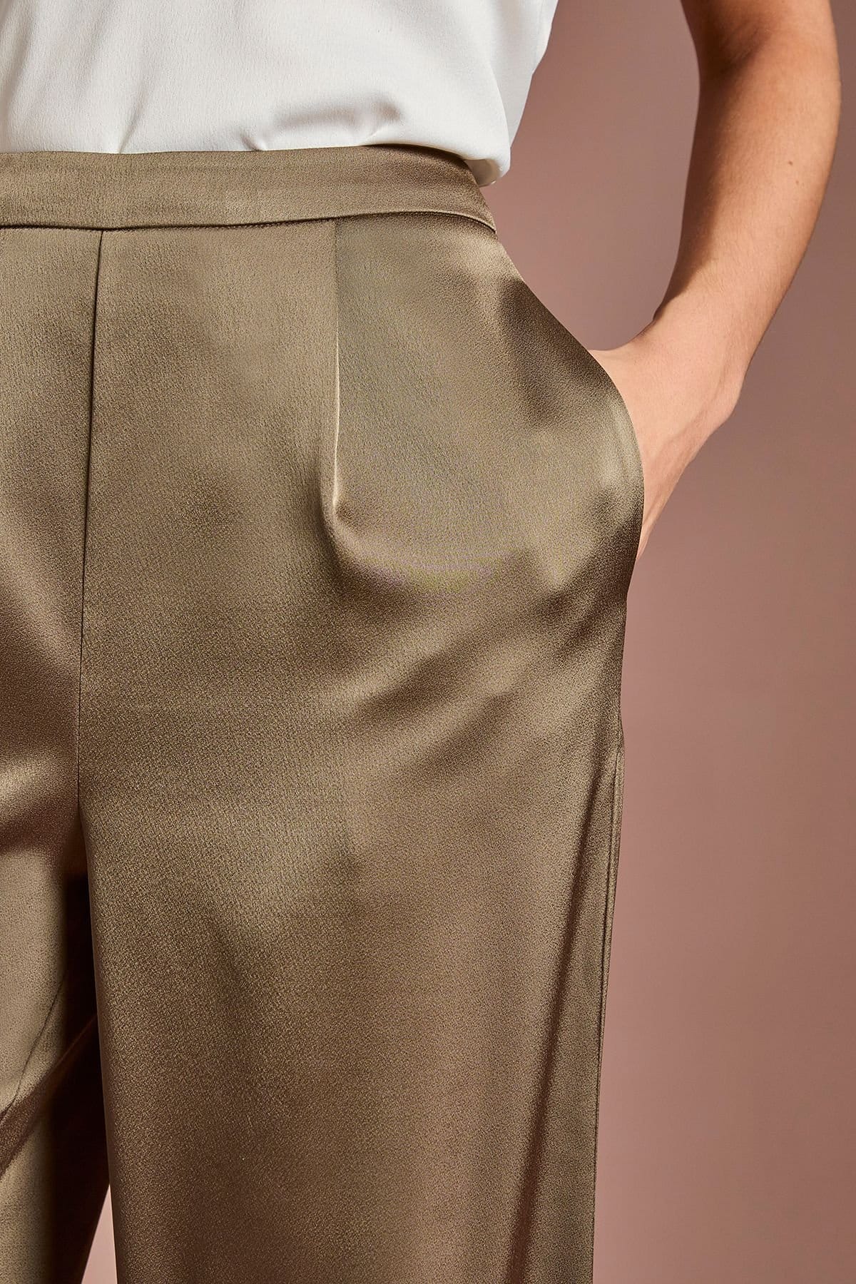 Coast Coast Women's Satin Flare Trouser in Pistachio - 4