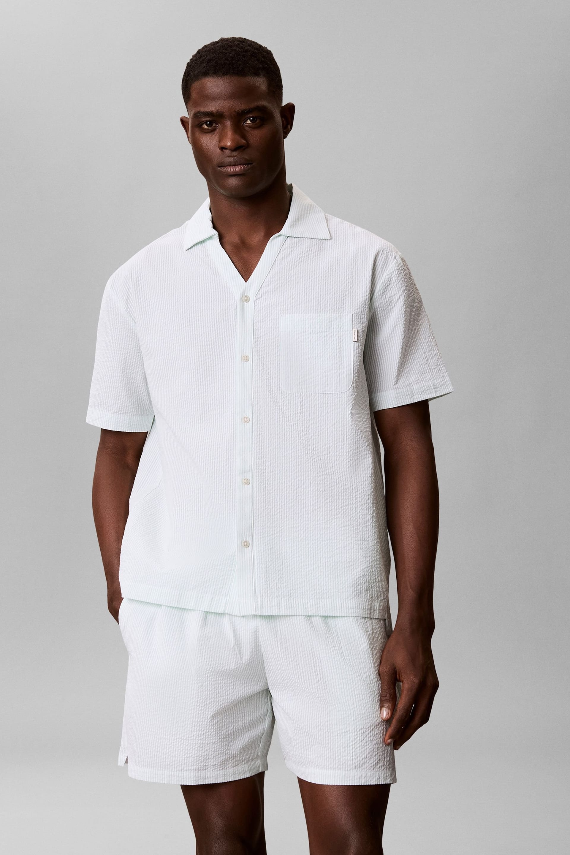 Calvin Klein Men's Seersucker S/S Button Down in White