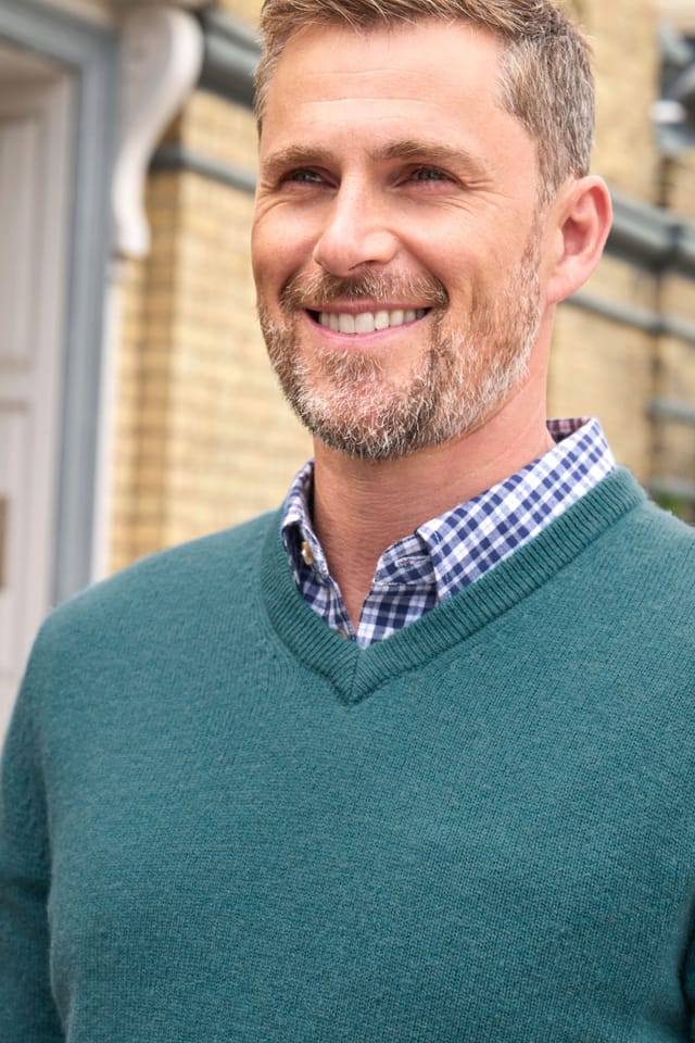 WoolOvers WoolOvers Men's Mens 100% Lambswool V Neck Jumper in Teal - 2