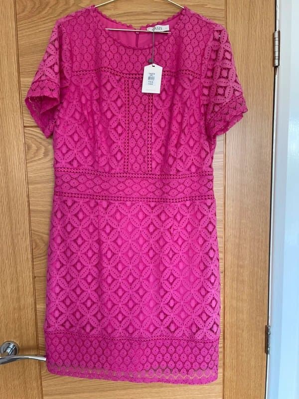 Oasis Oasis midi dress in pink lace. This is size medium size 12/14