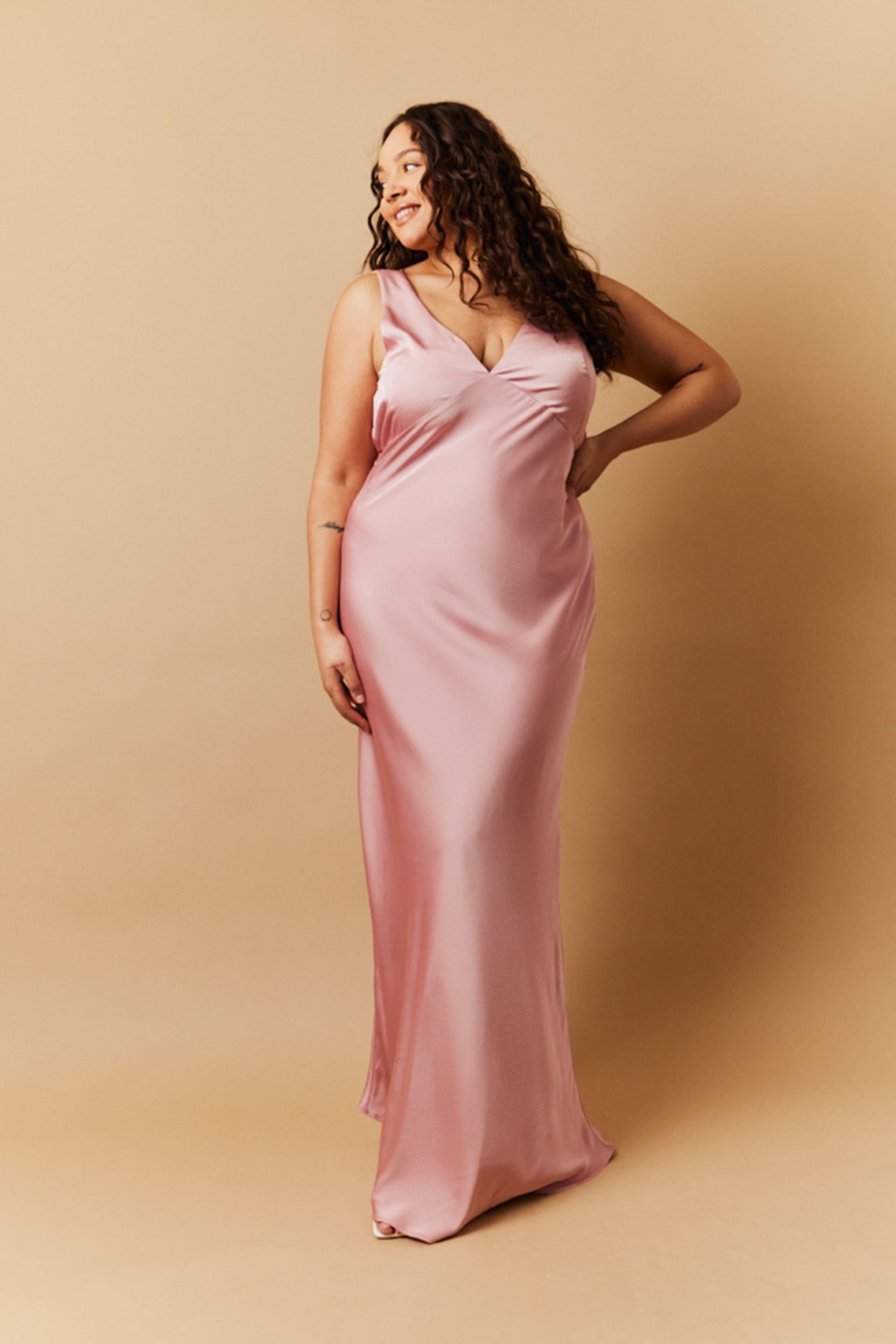 In The Style In The Style Women's Satin Twist Back Maxi Dress in Pink