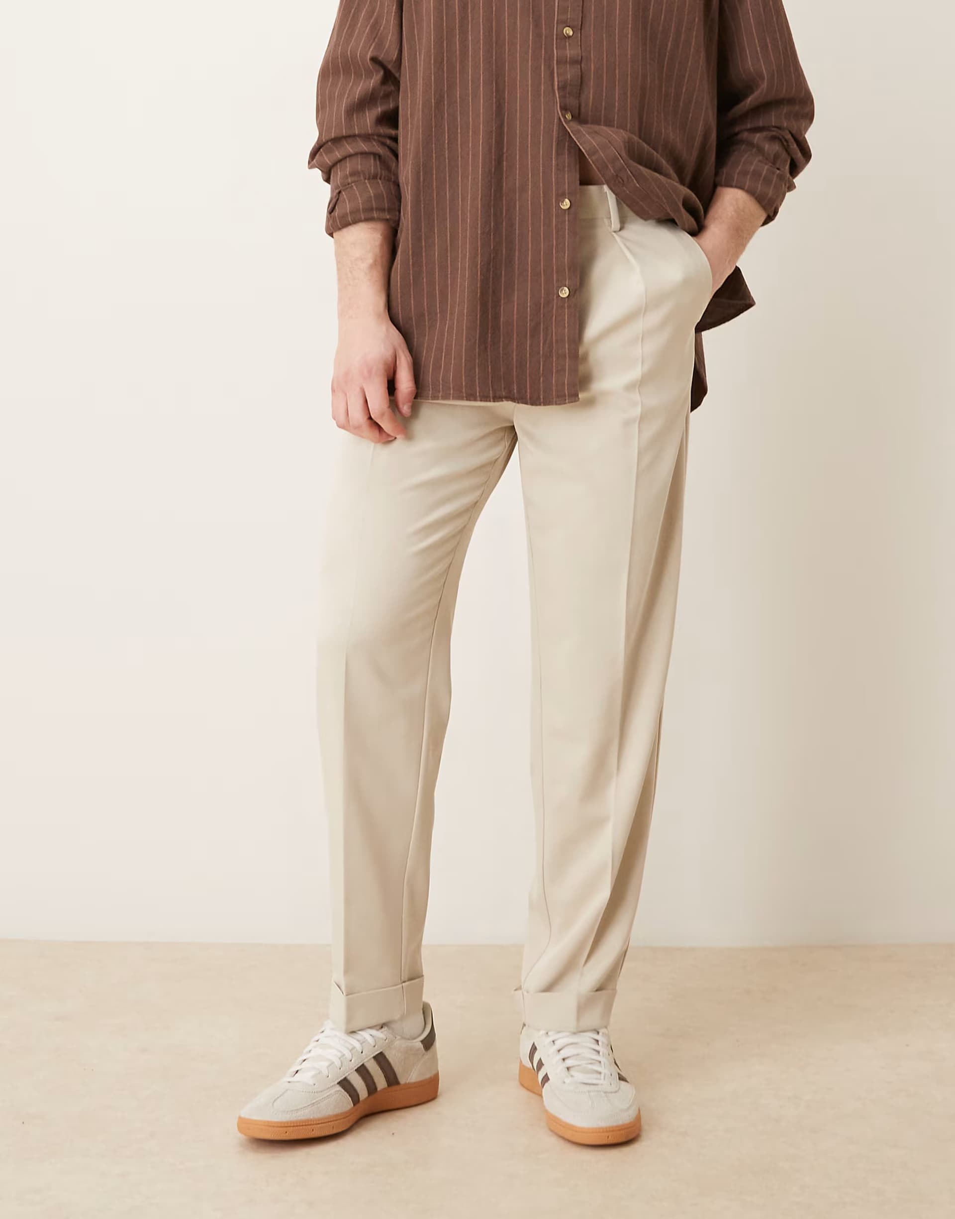 ASOS ASOS DESIGN smart carrot fit trousers in beige twill with turnups