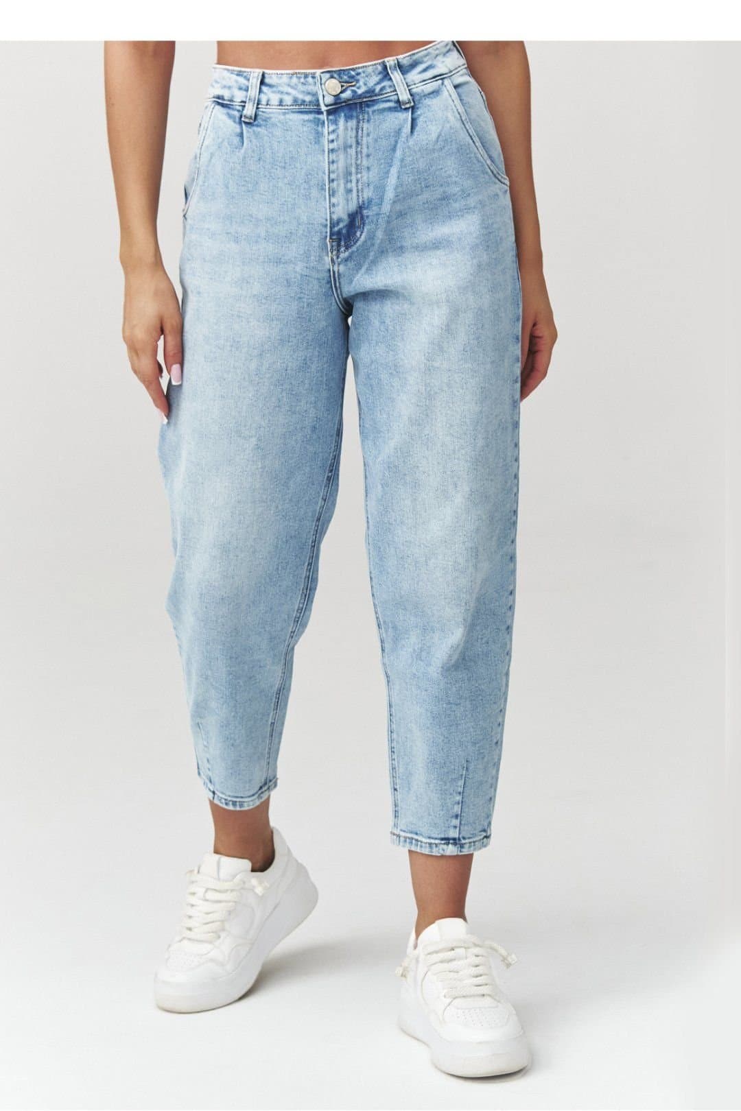 Love Lace Love Lace Women's Italian High Waist Mom Fit Tapered Jeans in Blue
