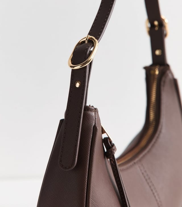 New Look Dark Brown Grained Faux Leather Oval Buckle Shoulder Bag New Look - 3