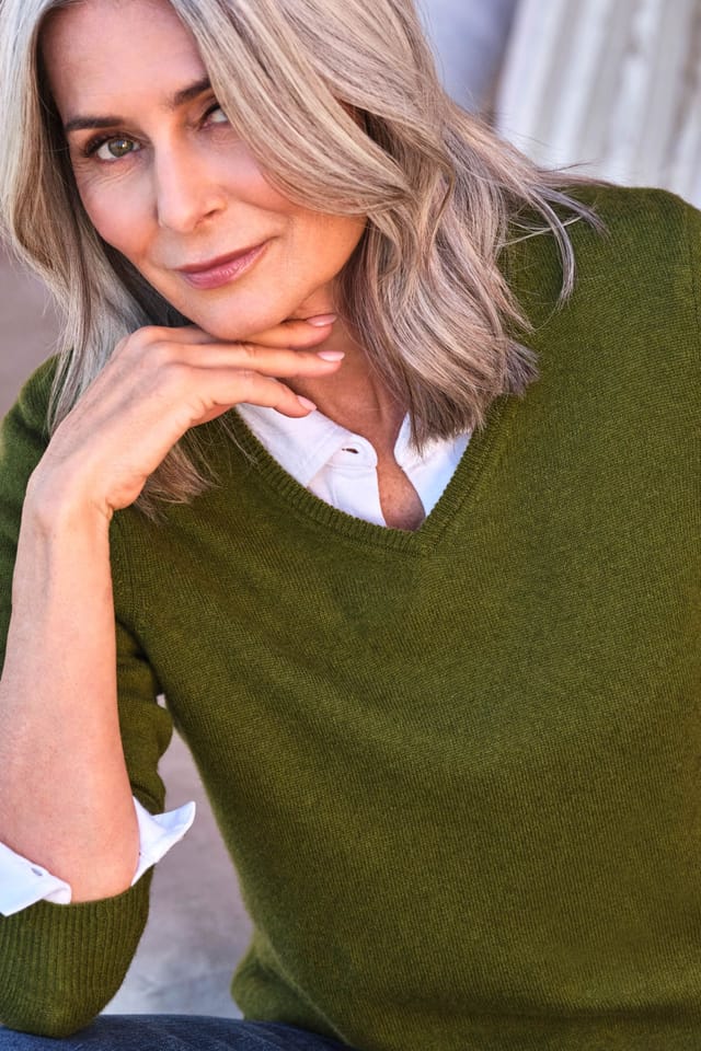 WoolOvers WoolOvers Women's Cashmere & Merino V Neck Jumper in Green - 2