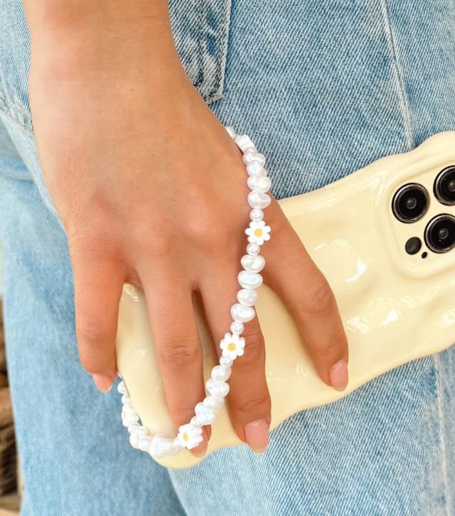 Coconut Lane White Daisy Pearl Bead Phone Strap Coconut Lane New Look - 2