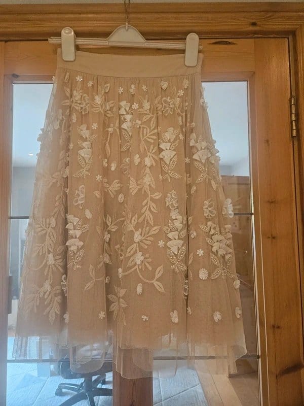 ASOS Design ASOS Design. Stunning tulle embroidered skirt with embellished detail and fitted waistband. Size 8. - 1