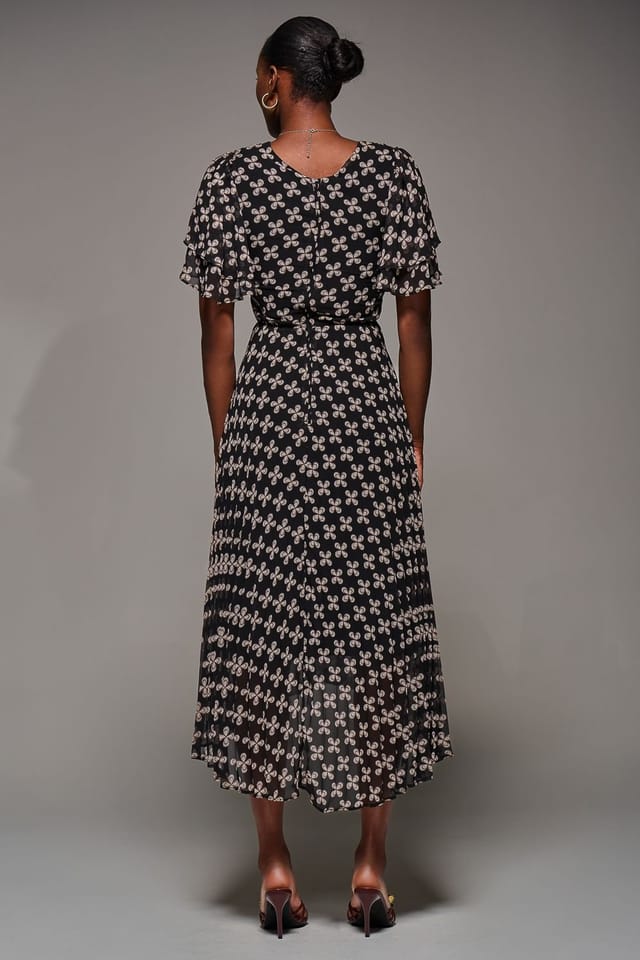 Jolie Moi Jolie Moi Women's Angel Sleeve Pleated Chiffon Midi Dress in Black - 2